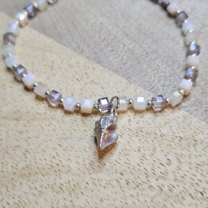 Armband mit einer weißen Muschel