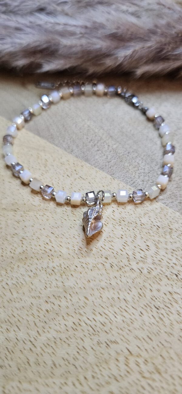Armband mit einer weißen Muschel