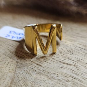 Ring mit einem M
