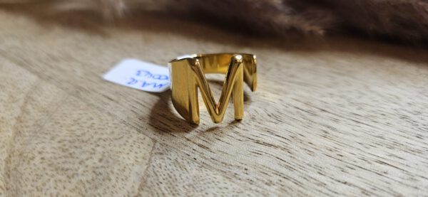 Ring mit einem M