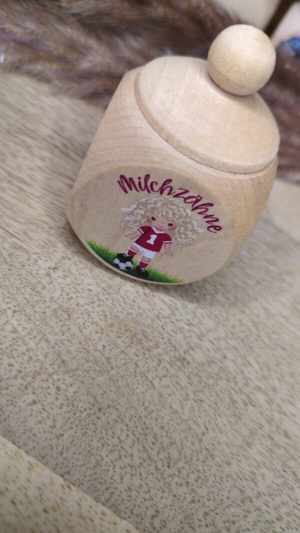 Mädchen mit einem Fußball