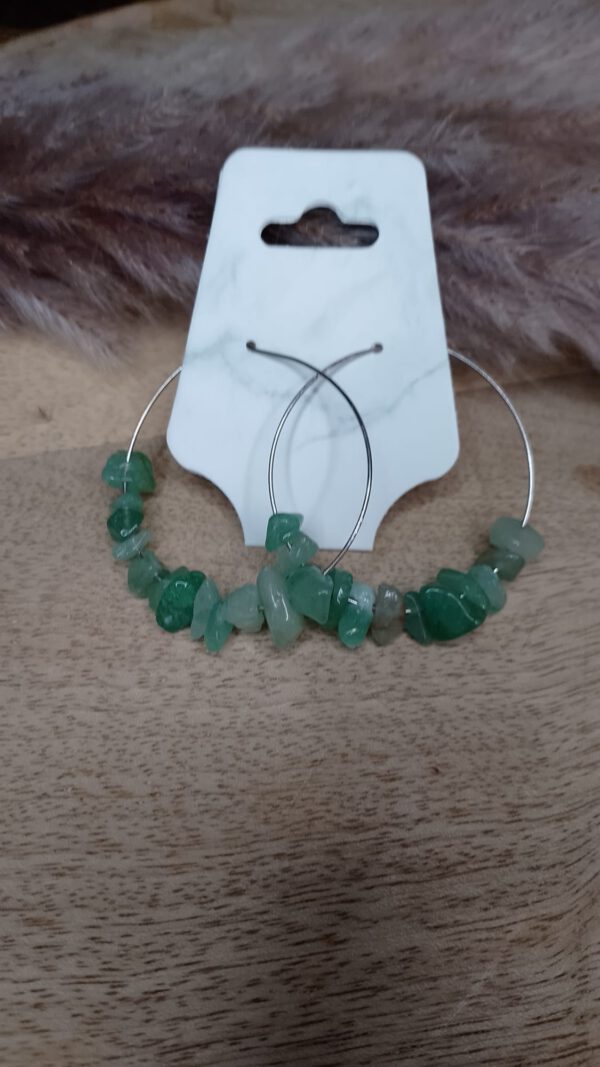 Große Ringe mit grünen Natursteinen