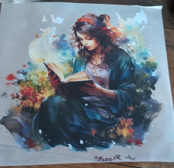 Junges Mädel mit Buch - Bügelbild